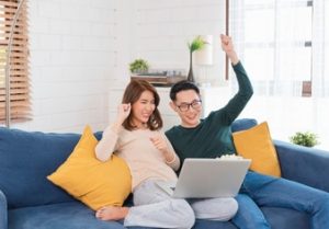 heureux-couple-asiatique-homme-femme-passe-week-end-ensemble-regarder-film-canape-interieur-maison-se-detendre-profiter-manger-du-pop-corn